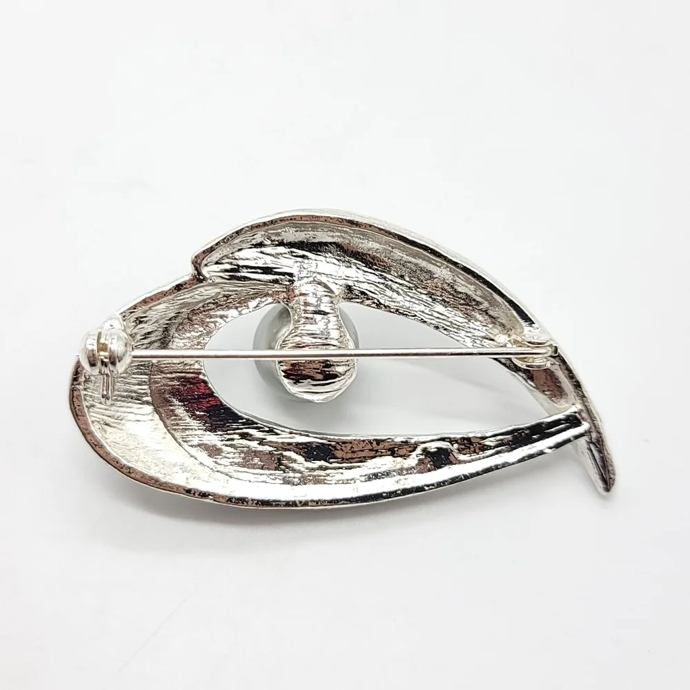 Faux pearl clear rhinestone pin brooch